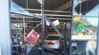 a intrat cu mașina &icirc;n magazin