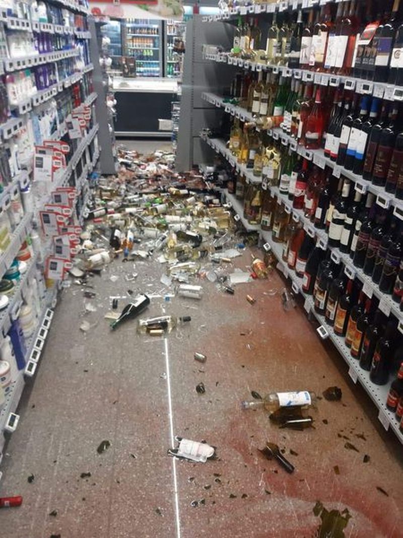 a intrat cu mașina în magazin