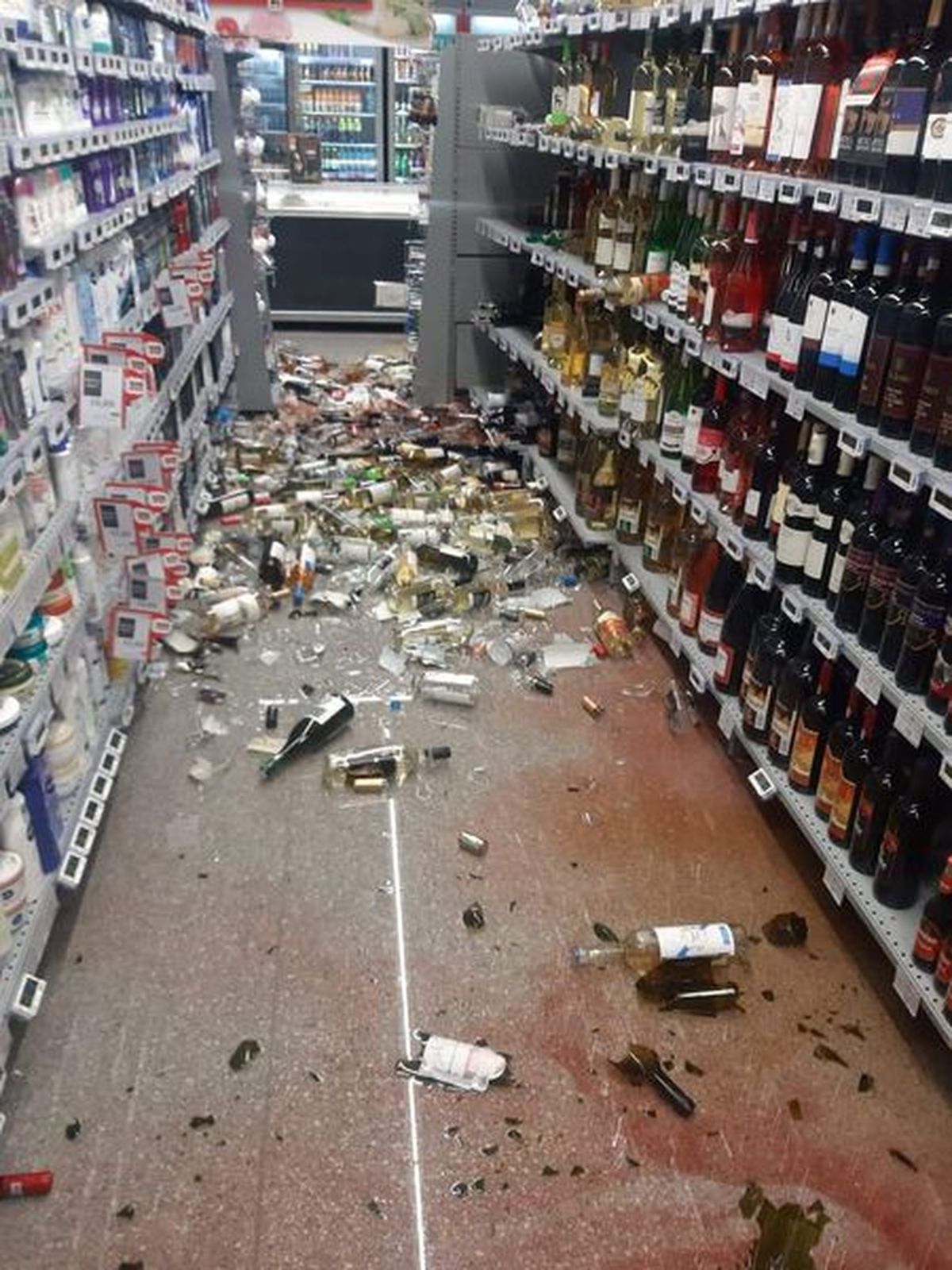 Caz uluitor! O femeie a intrat cu mașina direct în super-market - Stir