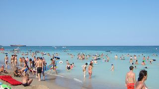 VIDEO | Liberă la mare, dar infectată cu COVID