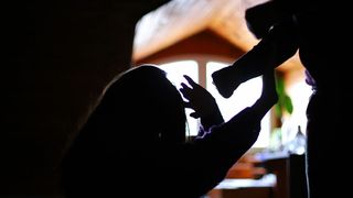 VIDEO | Preoteasă agresată cu copilul &icirc;n braţe