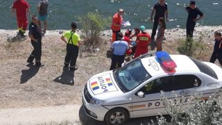 a căzut cu mașina &icirc;n dunăre