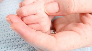 VIDEO | Şocant: Şi-a aruncat bebeluşul la gunoi