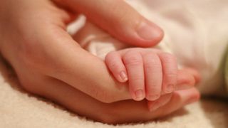 VIDEO | Şocant: Şi-a aruncat bebeluşul la gunoi