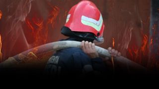 VIDEO - Incendiu la ultimul etaj al unui bloc din Craiova. Intervenție spectaculoasă a pompierilor