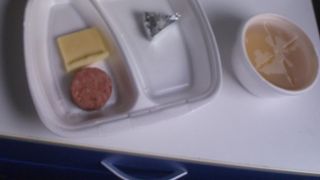 Imagini în exclusivitate cu meniul unui bolnav de COVID-19. Uluitor ce primesc pacienții infectați