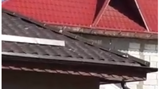 Bărbatul care s-a urcat pe casă şi ameninţa că se aruncă de acolo a renunţat la gest, după 15 ore