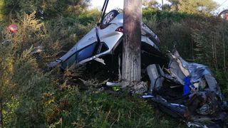 Un tânăr de 28 de ani a murit după ce s-a izbit cu maşina de un copac