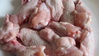 Aripioare de pui cu coronavirus! Descoperirea şocantă făcută în urmă cu puţin timp