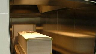 Într-una dintre cele mai sărace țări, cadavrele celor răpuși de coronavirus sunt arse pe stradă