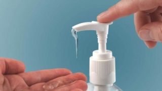 Alertă de la Protecția Consumatorului. Gel de mâini toxic pentru sistemul nervos, în magazine!