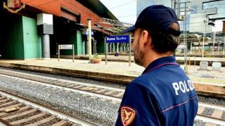 Polițist bătut &icirc;n gară