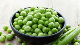 Copil torturat de părinți. Fata primea doar șase boabe de mazăre pe zi