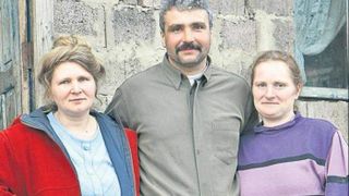 El este bărbatul care se iubește cu două surori &icirc;n același timp: &bdquo;contopire &icirc;n iubire&rdquo;