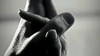 bărbatul care se iubește cu două surori