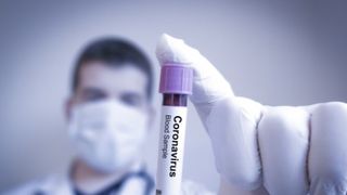 În ce ordine apar simptomele de coronavirus? Mesajul unui renumit medic pentru toți românii
