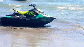 copil cu dizabilități la mare