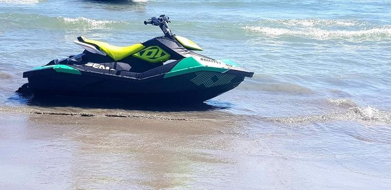 copil cu dizabilități la mare