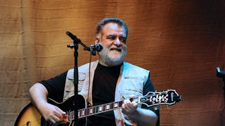 Alexandru Andrieș îl amenință cu procesul pe un candidat la Primărie! Acesta a folosit melodia „Ce oraș frumos” într-un clip electoral, fără acordul cântărețului!