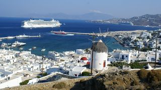 Grecii, nemulțumiți de românii și bulgarii care cumpără case de vacanță. Îi acuză că le închiriază ilegal și cer intervenția guvernului