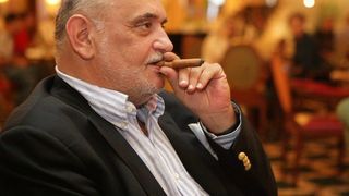 Iahtul pe care Dinu Patriciu l-a vândut cu 35 milioane de euro cu un an înainte să moară e scos la închiriere pentru 320.000 de euro pe săptămână! Vasul are lift din sticlă, punte cu jacuzzi și sală de fitness! EXCLUSIV