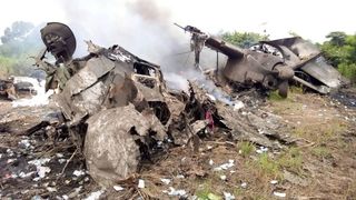 Un avion s-a prăbușit imediat după decolare. Cel puțin 17 oameni au murit