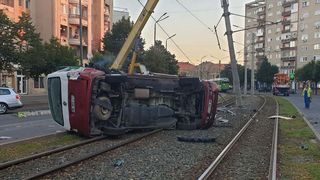 Microbuz răsturnat pe liniile de tramvai, după ce a spulberat un st&acirc;lp. Mai multe victime
