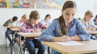 Elevii înscrişi la sesiunea de toamnă a Bacalaureatului nu au intrat la prima probă scrisă pentru că au avut temperatura peste 37,3