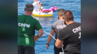 Imagini emoționante în Grecia. O fetiță care a fost luată de curenți a fost salvată în mijlocul mării de un feribot