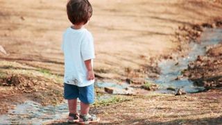 Un băieţel de trei ani a căzut de la etajul al doilea al unui bloc