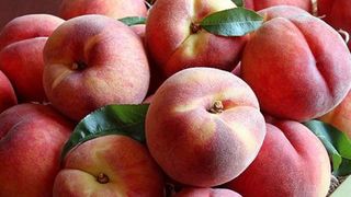 Medicii trag un semnal de alarmă: NU mai mâncaţi piersici dacă suferiţi de aceste două boli