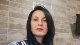 O t&acirc;nără polițistă strigă după ajutor. Femeia este mama a doi copii