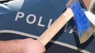 VIDEO - Scene șocante: Polițiști atacați cu toporul