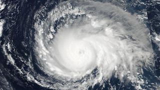 Uraganul Laura amenință planeta. Industria petrolieră este &icirc;n pericol din cauza fenomenului