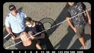 VIDEO - Un jandarm a fost luat la bătaie de o femeie. Motivul incredibil