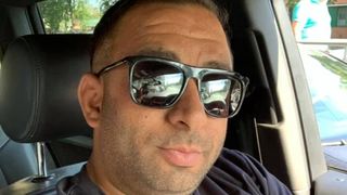 Filmare incredibilă din casa lui Emi Pian, după ce acesta a fost &icirc;ngropat! Rudele au pus &icirc;n living două tablouri uriașe cu portretul acestuia, pentru a vorbi cu el &icirc;n fiecare zi! VIDEO