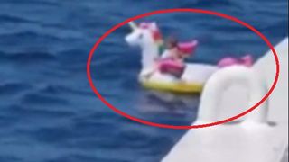 Fetiță găsită &icirc;n largul mării, plutind pe un unicorn gonflabil