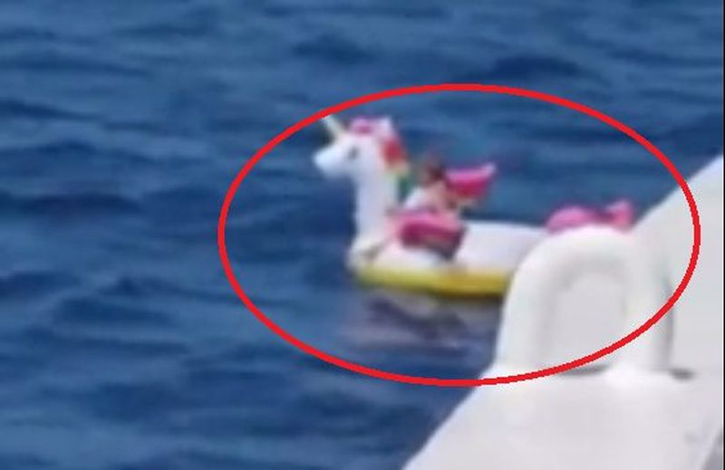 Fetiță găsită în largul mării, plutind pe un unicorn gonflabil