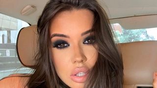 Andra Volos de la „Puterea Dragostei” s-a făcut de râs. Bruneta are probleme cu dantura, iar fanii au observat totul