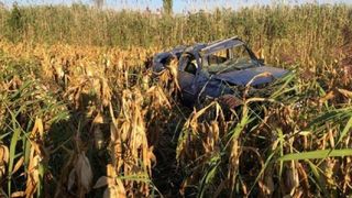 Tineri găsiți morți într-un Logan răsturnat pe câmp