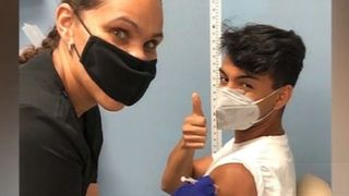 Tânărul care a pierdut 7 membri ai familiei din cauza COVID-19, primul american vaccinat