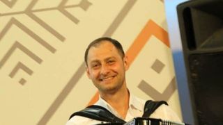 Fiul Ilenei Ciuculete a luat-o razna! Acordeonistul Mugurel Sfetcu cere judecarea și expulzarea lui Raed Arafat, pe care îl consideră vinovat pentru decesele cauzate de coronavirus!