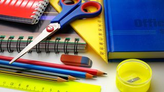 Am făcut calculul. Cât ajunge să plătească, de fapt, un părinte în schimbul rechizitelor și hainelor pentru noul an școlar