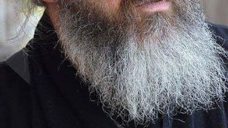 Preotul care le recomanda credincioşilor gargară cu apă şi sare, ţuică, agheasmă şi albastru de metil pentru a preveni infectarea cu noul coronavirus, diagnosticat cu COVID-19