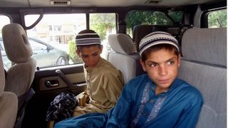 Mister medical: Doi frați paralizează după apusul soarelui