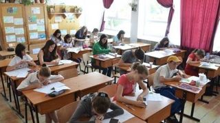 Elevii se &icirc;ntorc la şcoală