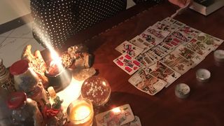 Fiica vrăjitoare a lui Emi Pian e acuzată că e vinovată de moartea tatălui ei: „Aruncă cărțile de tarot în foc. Ai văzut ce ți-a făcut Satana, ai pierdut pe tatăl tău!”