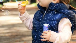 copil spulberat de tir &icirc;n curte