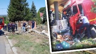 VIDEO - Fetiță strivită de tir, chiar în curtea casei, sub privirile părinților