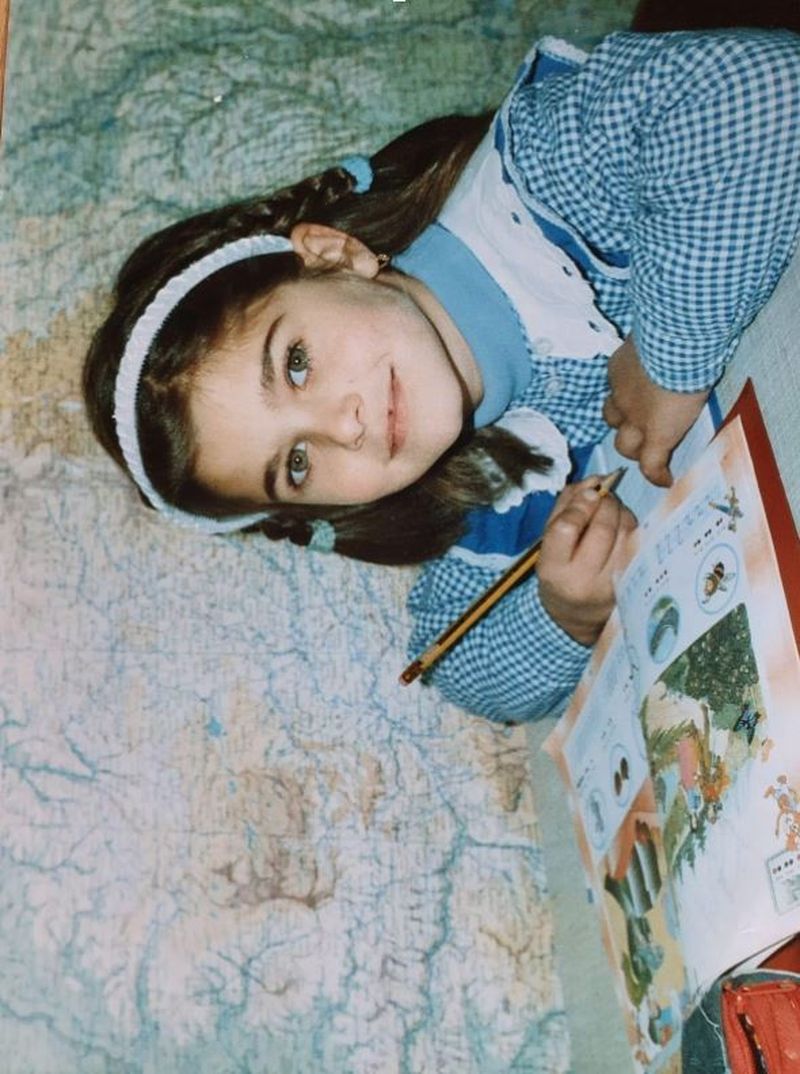 Cum arăta Theo Rose în prima ei zi de școală. Acum mai bine de 10 ani